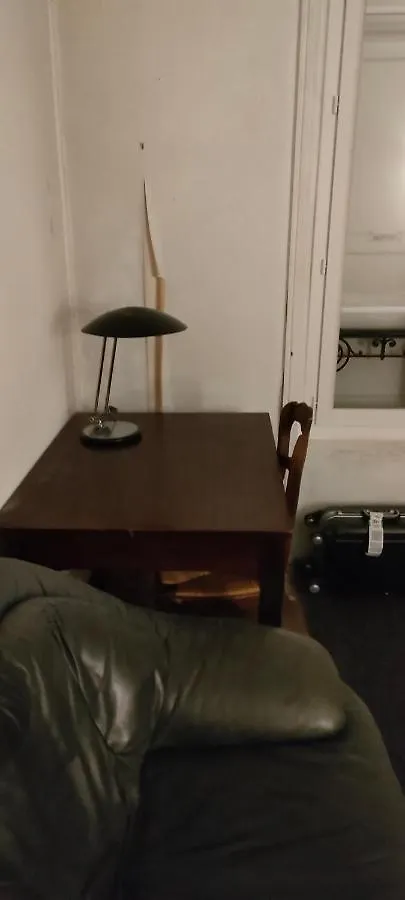 Private Room III For 1 Person Maximum In Our Family Apartment In Paris 10, Near La Gare Du Nord Homestay