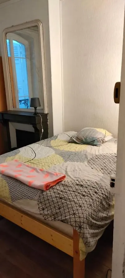 Homestay Private Room III For 1 Person Maximum In Our Family Apartment In Paris 10, Near La Gare Du Nord